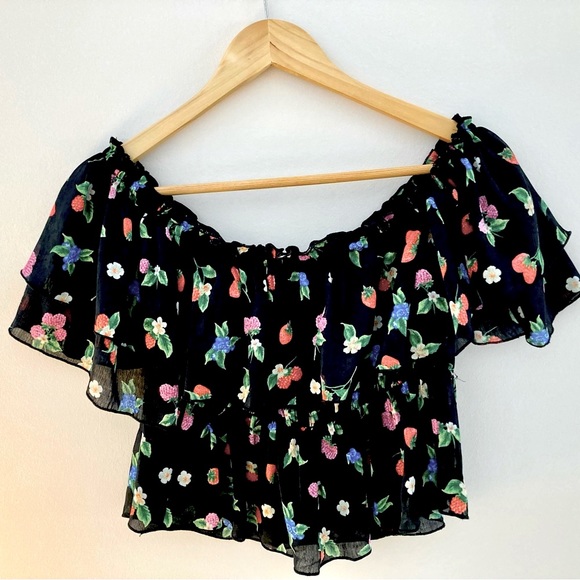 Absolutely cute off the shoulders top - Picture 2 of 3